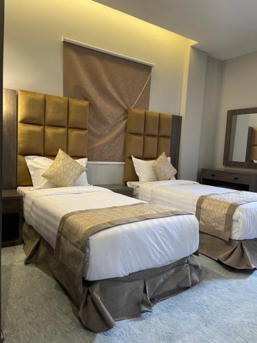 een hotelkamer met 2 bedden in een kamer bij فندق روش بلس in Hafr Al Baten