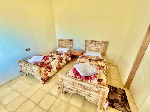Łóżko lub łóżka w pokoju w obiekcie Jabal Dana Hotel - the highest hotel in Jordan