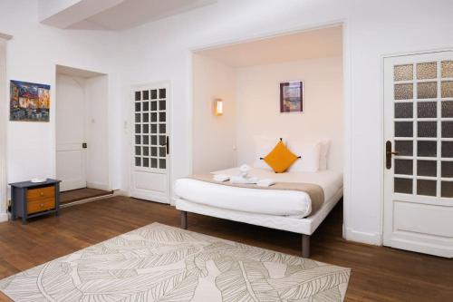 - une chambre blanche avec un lit et deux portes dans l'établissement L'Hôtel Particulier, 120m2, Hypercentre, Wifi / ConciergerieDameCarcas, à Carcassonne