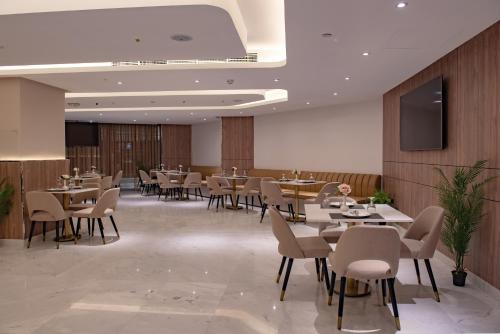 A restaurant or other place to eat at Corp Executive Hotel Doha Suites