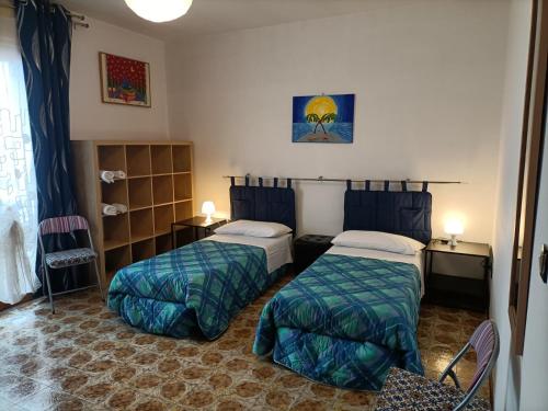 ロゾリーナにあるB&B ROSOLINAのベッド2台と窓が備わるホテルルームです。