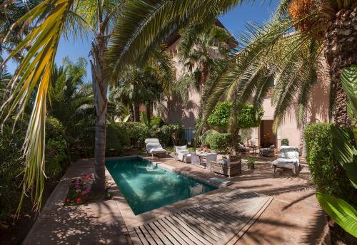 Bazén v ubytování Ksar Char-Bagh Small Luxury Hotels nebo v jeho okolí