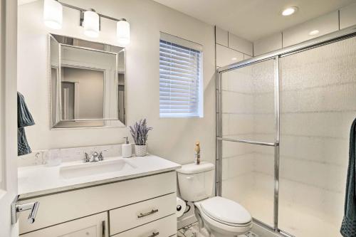 uma casa de banho com um WC, um lavatório e um chuveiro em Modern Monroe Home - Private Yard and Mtn Views em Monroe
