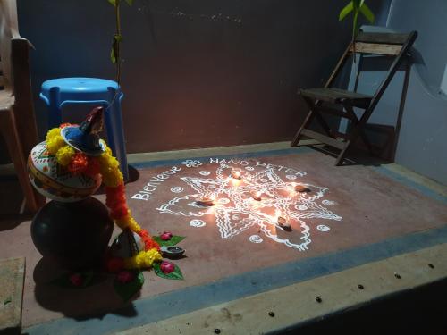 a rangoli on the floor in a room at TANJORE HOME STAY in Thanjāvūr