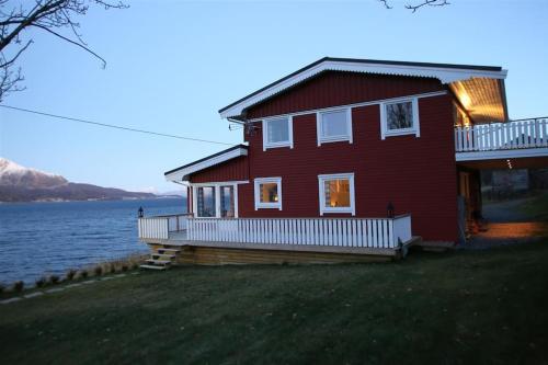 Afbeelding uit fotogalerij van Innsletta holiday home in Harstad