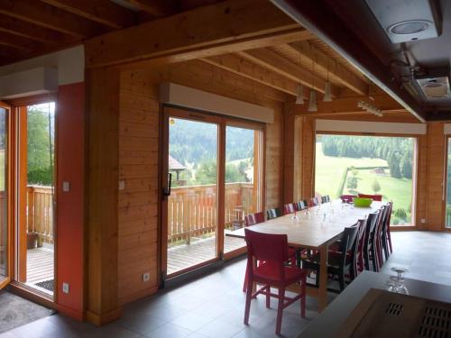 a large dining room with a table and chairs at Grand Valtin : chalet écolo 4 étoiles 14 personnes in Ban-sur-Meurthe-Clefcy