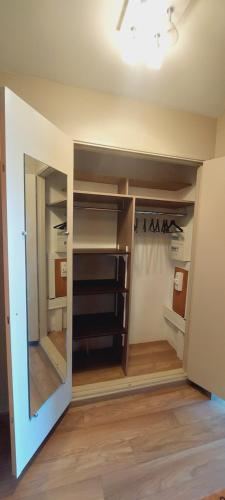 um closet num quarto com pisos em madeira em Mascotte em Cannes