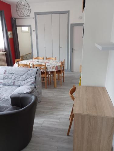 un salon avec un canapé et une table dans l'établissement LA VOLIERE des PICS, à Le Mont-Dore