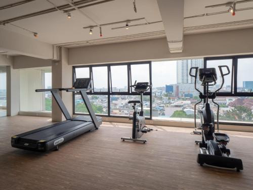 Fitness centrum a/nebo fitness zařízení v ubytování Apartemen Grand Jati Junction Medan 3 Kamar