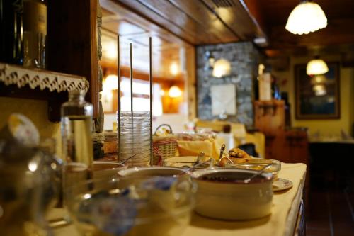 un bancone della cucina con cibo su un tavolo di Hotel Cime Bianche a Breuil-Cervinia