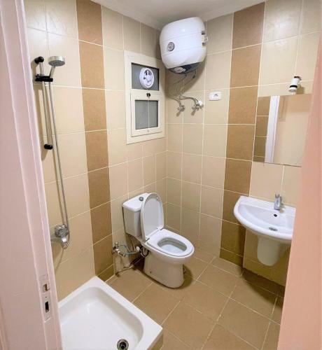 łazienka z toaletą i umywalką w obiekcie The view 43 - C4 w Szarm el-Szejk