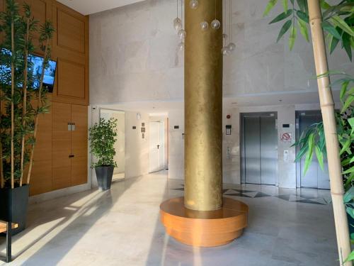 a lobby with a column and potted plants at סוויטה מדהימה במרכז הארץ-amazing suite in the center of the country in Beʼer Ya‘aqov