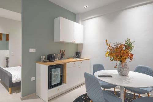Una cocina o zona de cocina en Set of Flats Vol 1 2 3