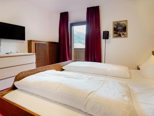 Tempat tidur dalam kamar di Alpensport Appartement Stubai - Tannenheim