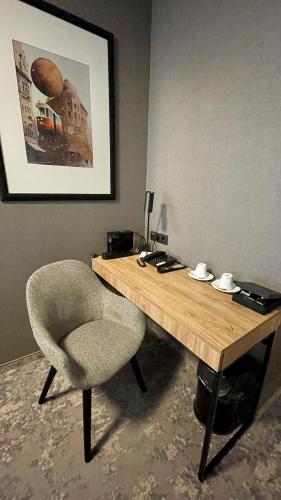 a office with a chair and a desk with a desk at Hotel Silvia Gold Gliwice in Gliwice