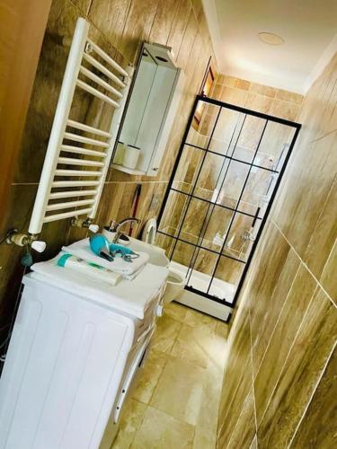 uma casa de banho com um lavatório e um espelho em Atasuit12 em Istambul