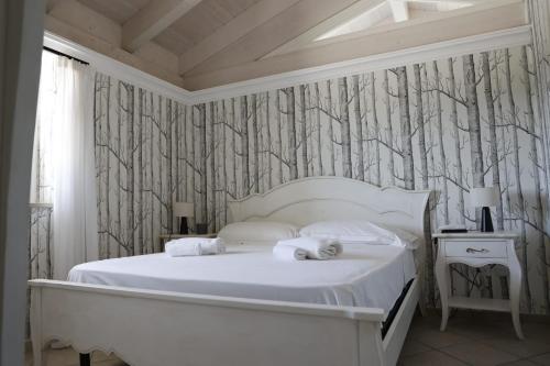 un letto bianco con due asciugamani sopra di Tenuta Santo Stefano Azienda Agrituristica a Santo Stefano del Sole