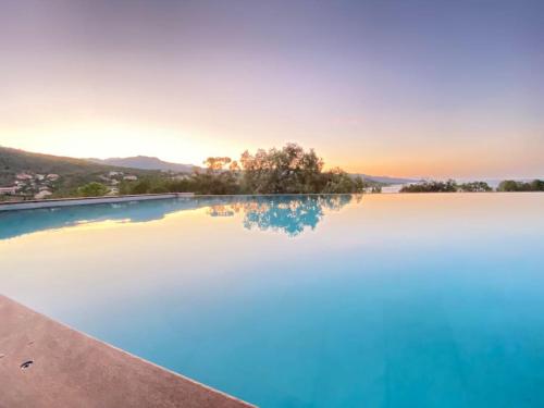 - une piscine à débordement avec vue sur l'eau dans l'établissement Villa neuve avec grande piscine chauffée vue mer, à Conca