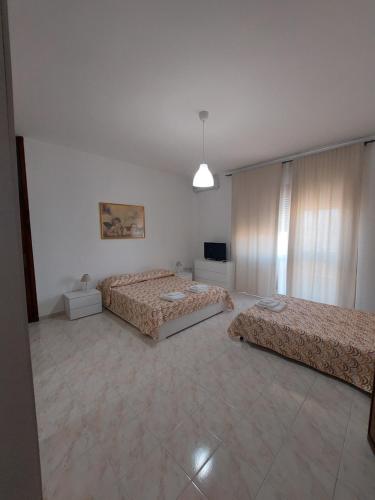 Habitación grande con 2 camas y TV. en Domus Dejanas - Appartamento 180 mq a Quartu, en Quartu SantʼElena