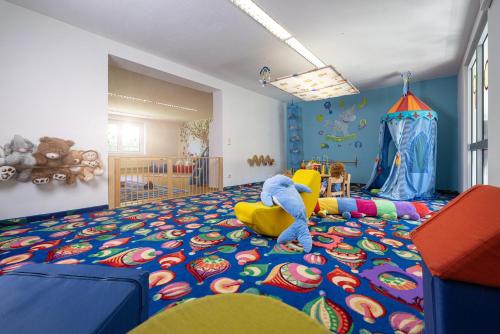 a childrens room with a large bed and a crib at Hotel Am Bühl in Eibenstock