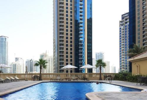 Bazén v ubytování Spacious 2 BR with Amazing Marina View Rimal JBR nebo v jeho okolí