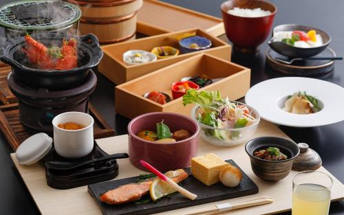 Una mesa con una bandeja de comida y sushi. en Kisara Bettei TOKI, en Toba