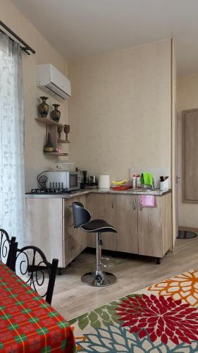 uma cozinha com uma mesa e uma cadeira em Guest house Beautiful Avlabar em Tbilisi