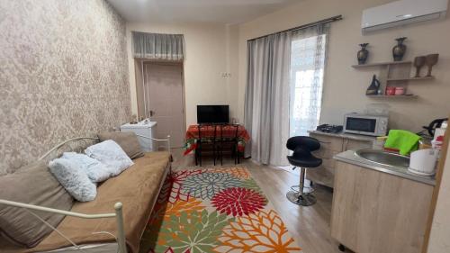 uma sala de estar com um sofá e um lavatório em Guest house Beautiful Avlabar em Tbilisi