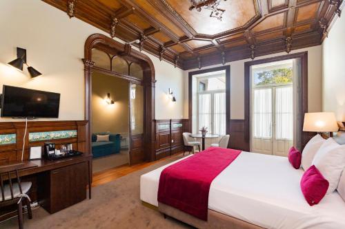 una camera d'albergo con un grande letto e una TV di Marquês Garden House by Olivia a Porto