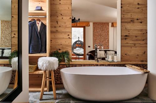 Koupelna v ubytování Boutique Hotel e Chalets Salvadori