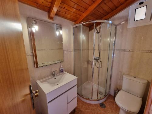 uma casa de banho com um chuveiro, um lavatório e um WC. em Harbour House em Paul do Mar