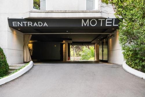 een gebouw met een bord waarop staat Emirada motel bij Motel Punt 14 in Gavà