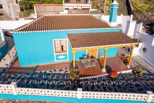 a model of a blue house with a patio at Casa marroquina in Las Indias