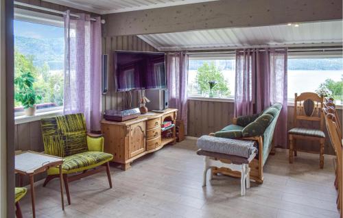 Posezení v ubytování 4 Bedroom Nice Home In Vikersund