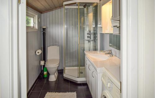 La salle de bains est pourvue d'une douche, de toilettes et d'un lavabo. dans l'établissement 4 Bedroom Nice Home In Vikersund, à Vikersund