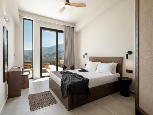 - une chambre avec un lit et une grande fenêtre dans l'établissement ZeusCave, à Georgioúpoli