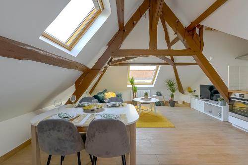 une cuisine avec une table et des chaises dans une pièce dans l'établissement La Bodeguita : Roissy CDG, Parc Astérix, Parc Des Expositions, à Marly-la-Ville