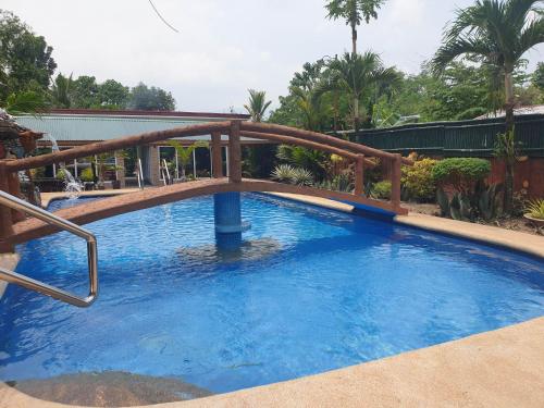 - une piscine avec un pont en bois dans l'établissement Stargazer Private Pool, à Zambales