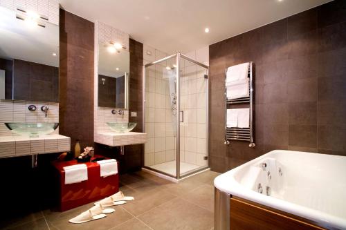 パドヴァにあるベスト ウエスタン プラス ホテル ガリレオ パドヴァのバスルーム(バスタブ、シャワー、シンク付)