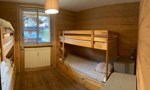 een kamer met 2 stapelbedden in een hut bij Appartement plein sud, au pied des pistes, vue imprenable in Huez