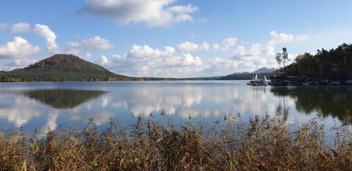 a view of a lake with boats on the water at Romantika na jezeře in Staré Splavy