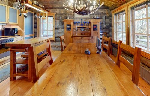 a dining room with a wooden table in a cabin at Katasijan Villa in Salla