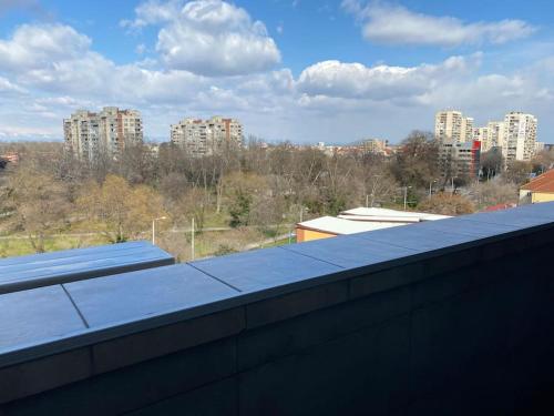 Balkón nebo terasa v ubytování Modern 1BR Apartment with Garden View & Free street parking