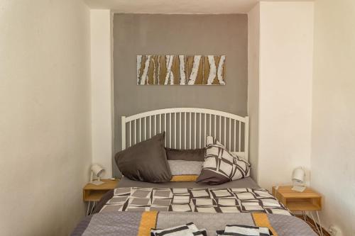 Kama o mga kama sa kuwarto sa Kunstvoll - individuelle 4-Zimmer Ferienwohnung mit Balkon in Meißen