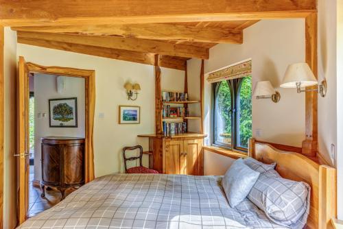 Appin的住宿－Kinlochlaich Tree House，一间卧室设有一张床和一个窗口