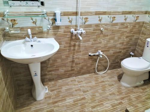 een badkamer met een wastafel en een toilet bij GULSHAN E IQBAL Guest House Near Mallinum Mall & Agha Khan hospital in Karachi