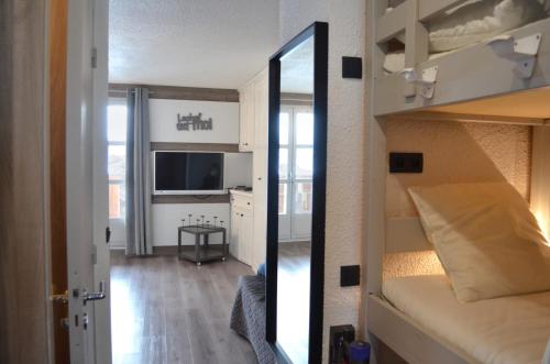 a mirror in a small room with a bunk bed at Appartement studio Alpe d'Huez, Villard Reculas in Villard-Reculas