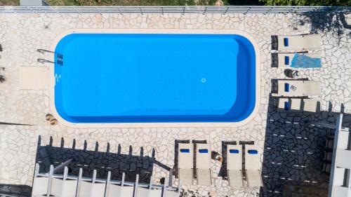een uitzicht over een zwembad met stoelen bij Villa Chrysallis with heated pool in Georgioupolis