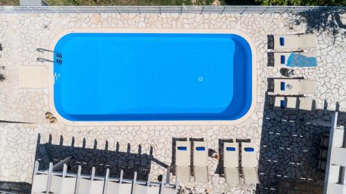 Bazén v ubytování Villa Chrysallis with heated pool nebo v jeho okolí