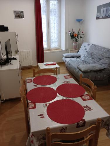 un salon avec une table et un canapé dans l'établissement VILLA DUCHATEL, à Le Mont-Dore